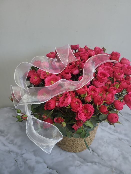 101 роза салынған корзинка