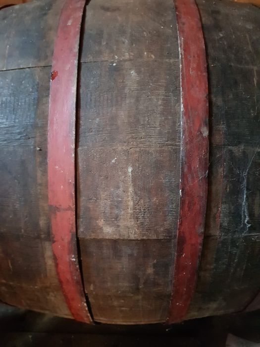 Vând butoi de vin 110 litrii