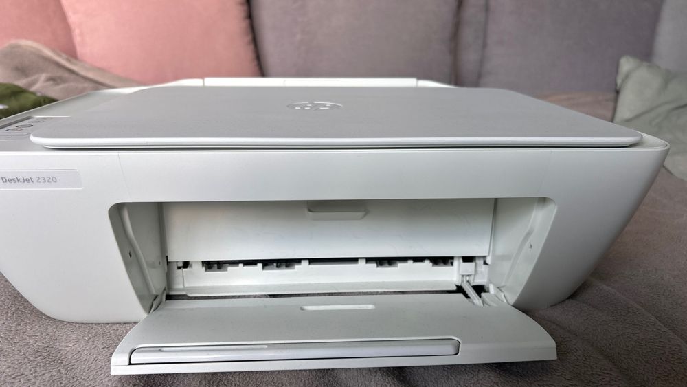 Imprimantă multifuncțională HP DeskJet 2320 – stare impecabilă, cu cabluri incluse