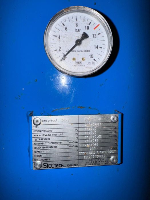 Vand compresor surub 5.5kw ca nou!