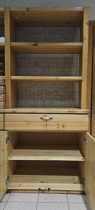 Продавам дървени шкафове