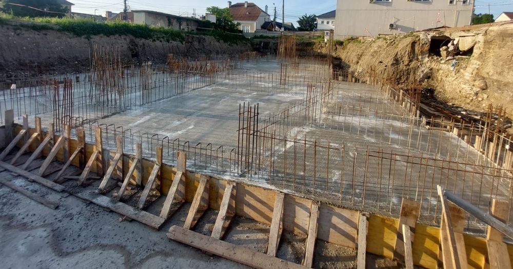 Firma constructii executa case la rosu-cheie, acoperise, etc