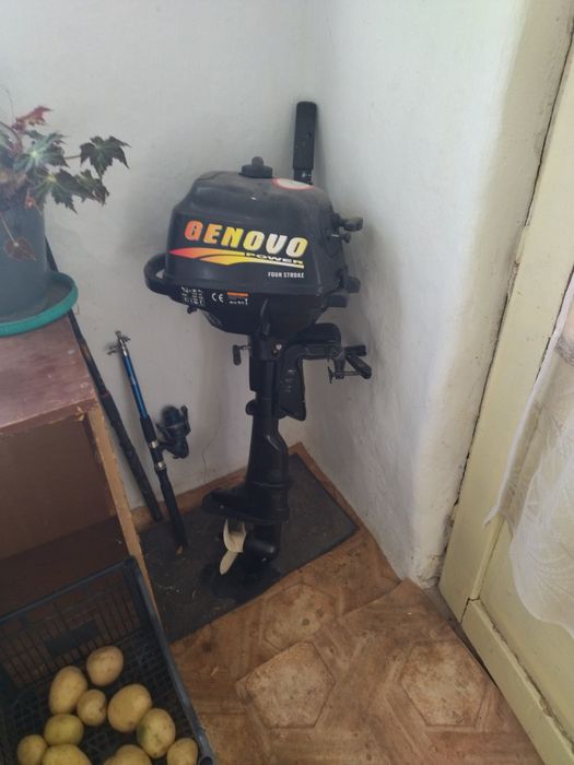 Надуваема лодка с двигател