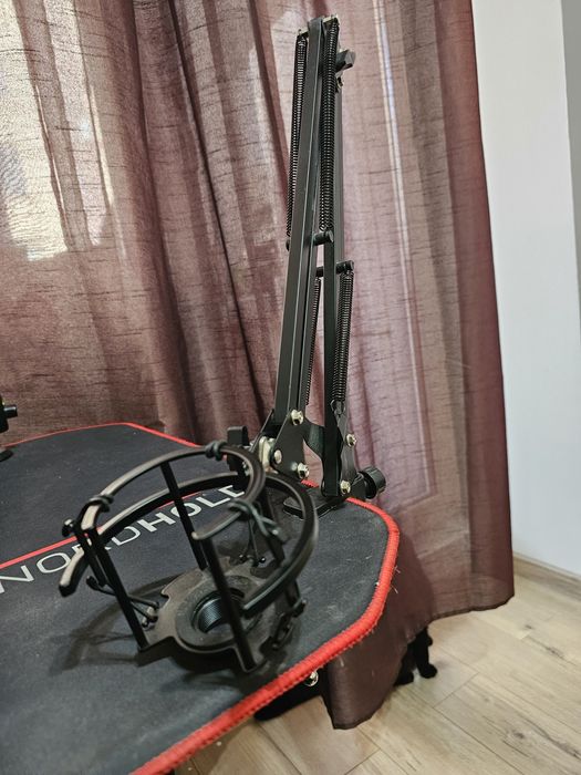 Braț Microfon Reglabil cu Shock Mount – Ideal pentru Podcast/Streaming