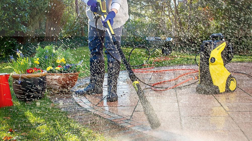Intretinere spatii verzi, gazoane, curti, curatare cu presiune