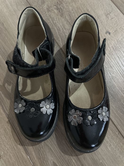 Продам туфли школьные