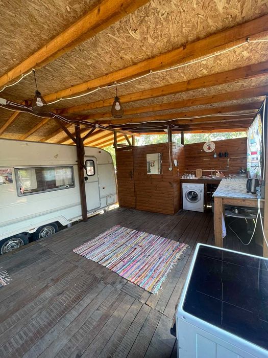 Продавам каравана на плажа- къмпинг Китен с оборудван навес