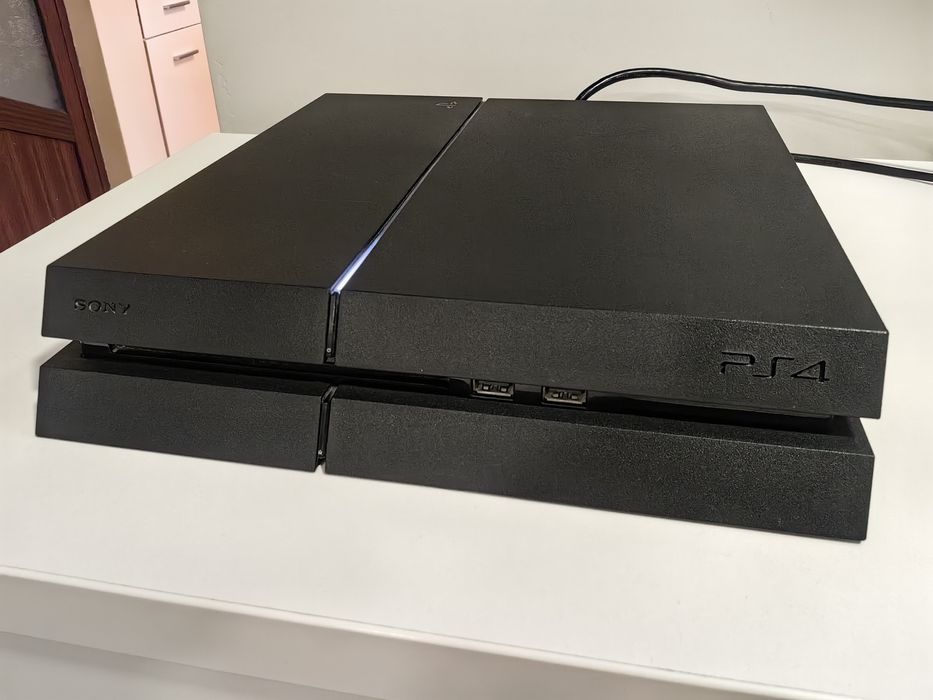 Ps 4+controller добро състояние