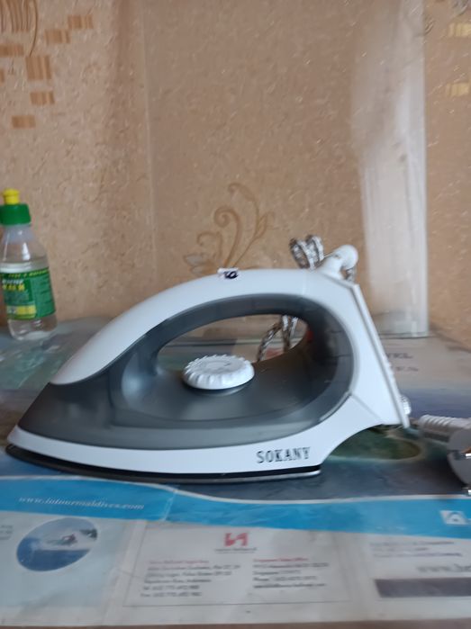 Утюг домашний электрический.