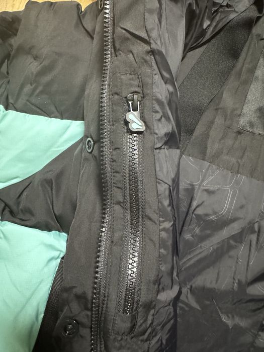 Syna World Logo Puffer Jacket – Black/Sky Blue