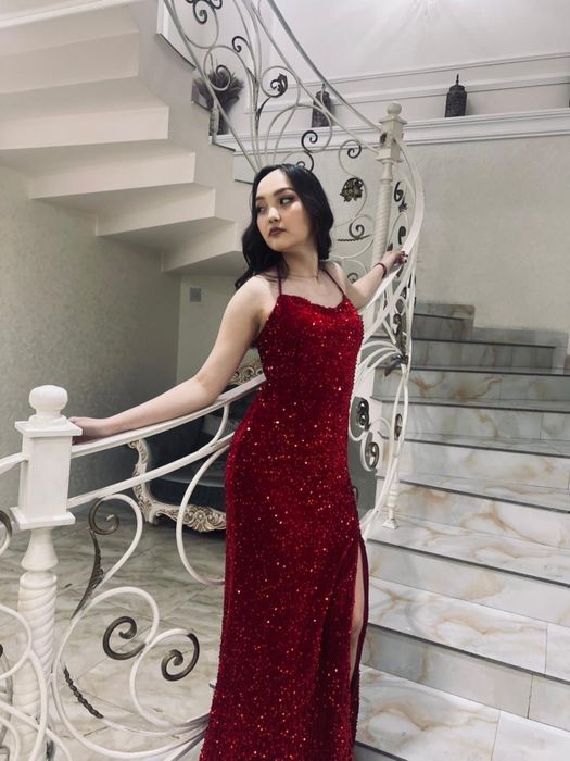 Шикарное красное платье