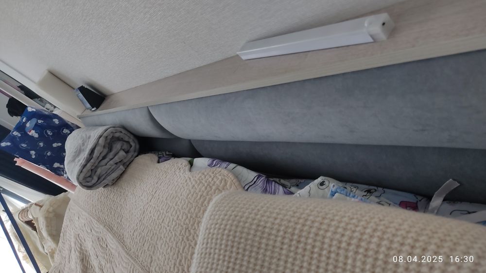 Двухспальная кровать с парящим эффектом