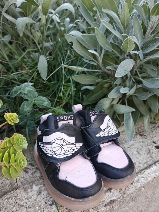 Lot 4 perechi încălțăminte pentru fetițe.