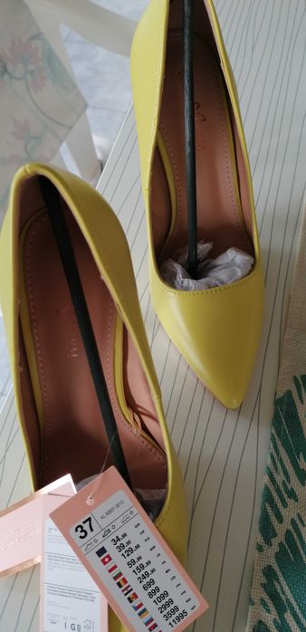 Нови дамски обувки на ток