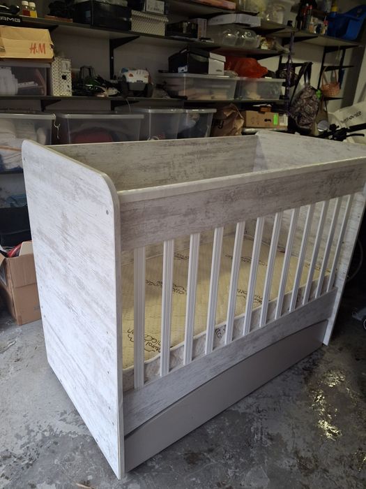 Продавам детска кошара с люлеещ механизъм и матрак