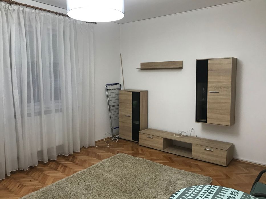 De închiriat o cameră, apartament cu 3 camere
