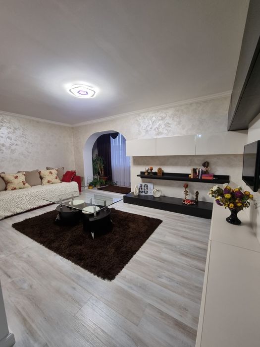 Ofer spre închiriere  apartament 3 camere