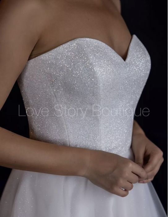 Свадебное платье длиной миди.