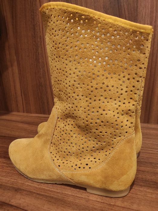 Cizme cu decupaje, piele întoarsă