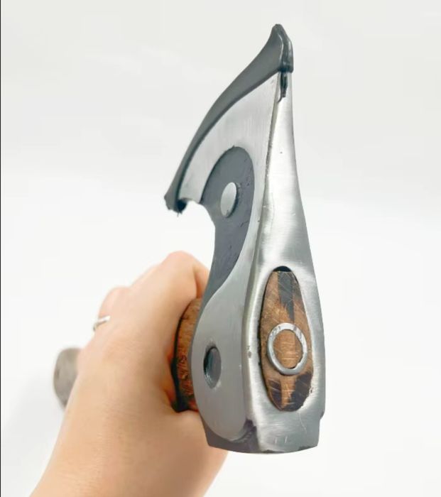 брадвичка от ковано желязо с дървена дръжка