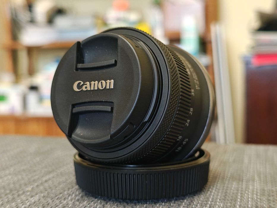 Продавам обектив Canon RF-S 18-45 IS STM