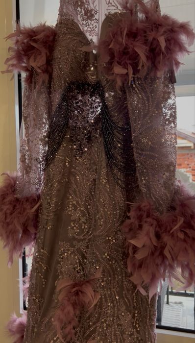 Елегантна официална рокля с камъни и пера