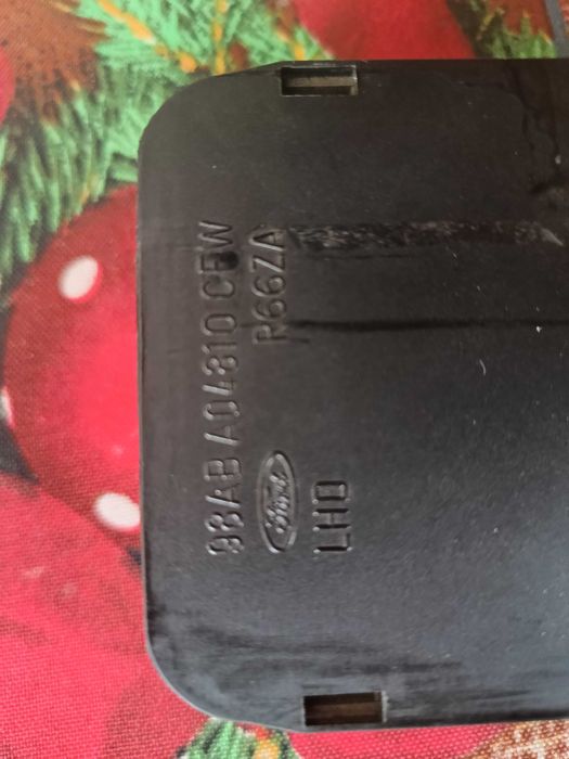 Продавам пепелник за автомобил-Форд Фокус