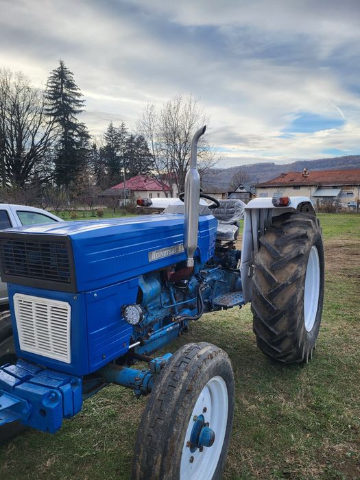 Tractor Universal UTB640