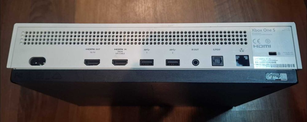 Vând XBOX-ONE S 1TB,controller+jocuri
