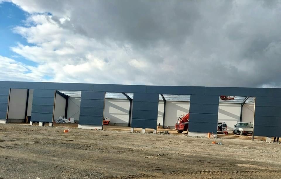 Hala metalica de 300mp sau 400mp cu panouri sandwich si montaj