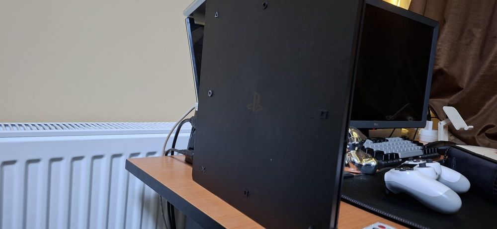 Vand PS4 SLIM cu 2 controller și 19 jocuri