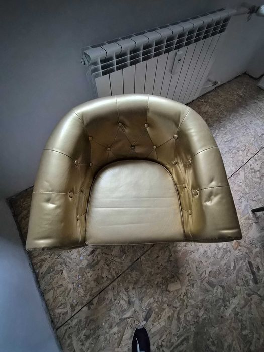 Лачени златист фотьойл