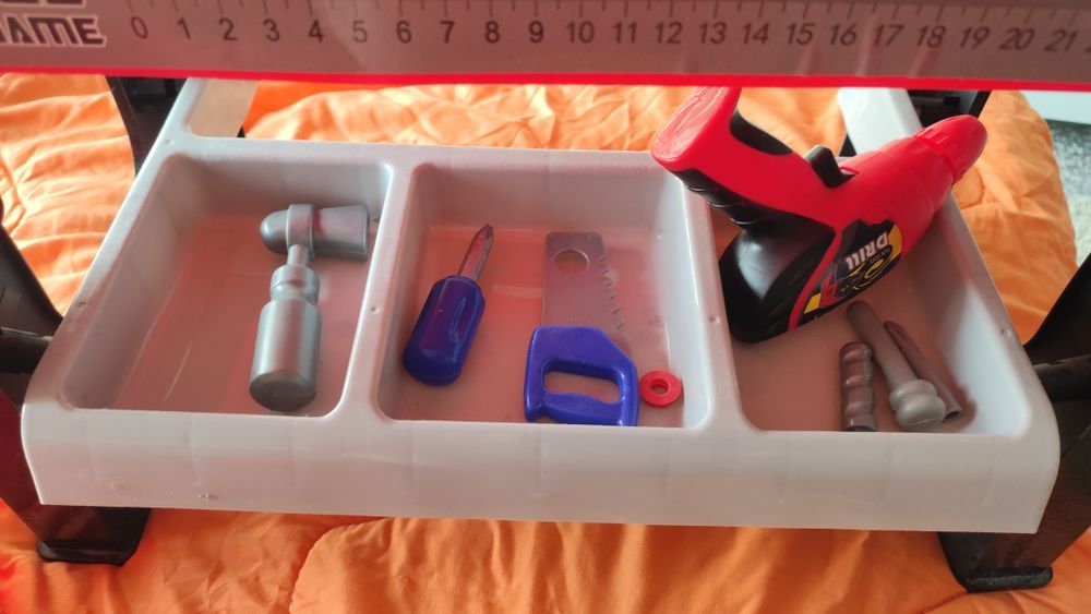 Масичка с инструменти и куфарче