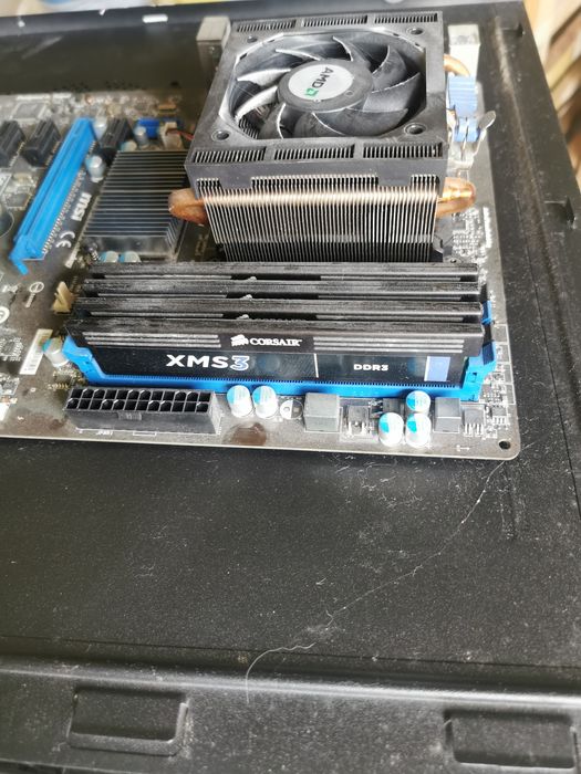 Vând kit am3+ FX-6100, placa de bază msi  760ga-p43(FX) si 8gb ram ddr3(4x2gb Corsair xsms3)