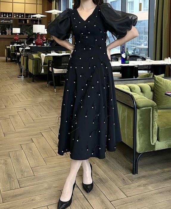 Продам шикарное черное платье с перьями и камнями