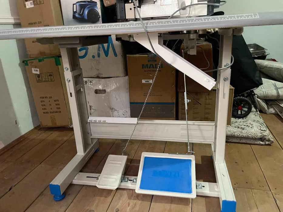 Tikuv mashinasi Averlo Maqi sotiladi stoli bilan