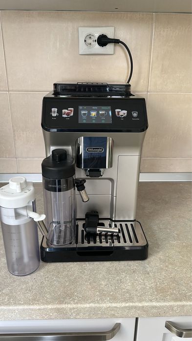 Espressor expresor aparat de cafea tonomat Delonghi elleta explore