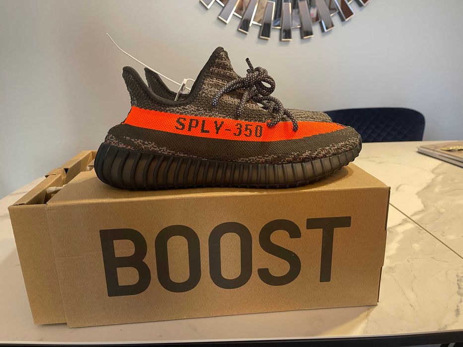 Vând Yeezy Boost 350 V2 Carbon Beluga - număr 43 1/3
