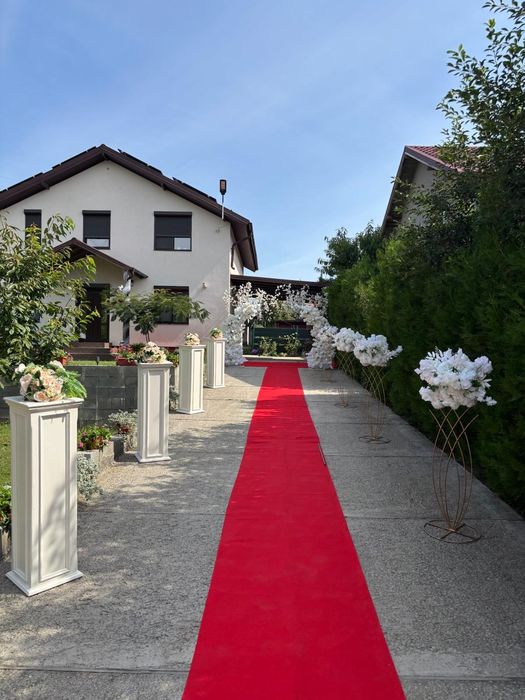 Arcada/coloane ,Aranjamente florale/covor rosu/ porumbei/ corturi complet echipate,mese si scaune