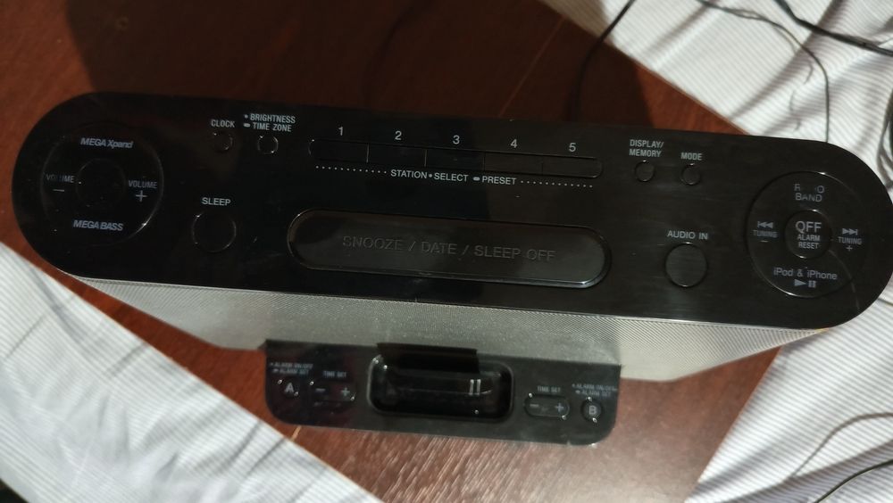 Док станция/радио часовник SONY