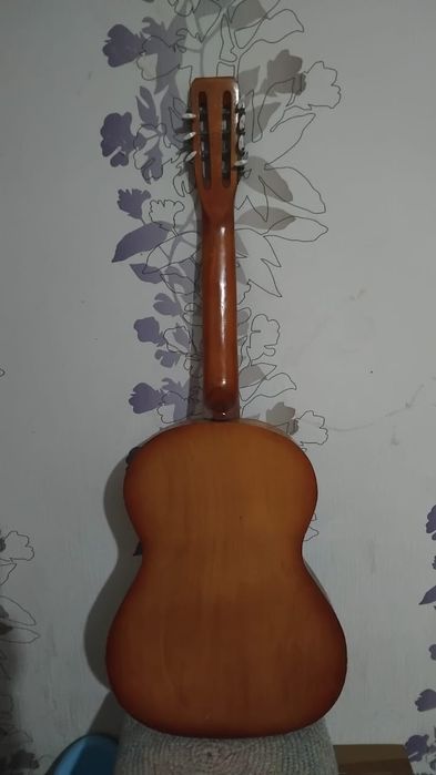 Гитара 10000тг. Чехол 5000тг. Район Бурова