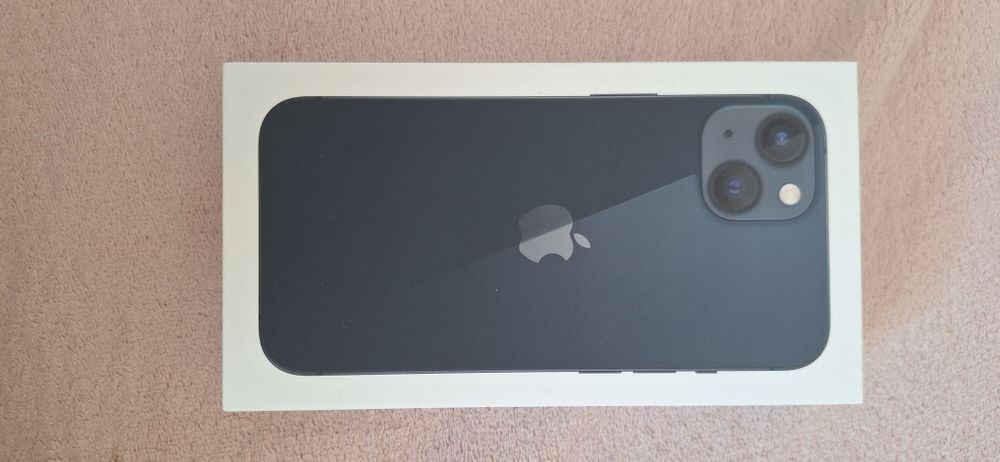 iPhone 13 cu încărcător