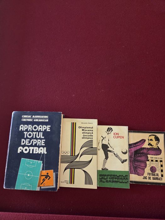 Vand carti vechi despre sport si fotbal