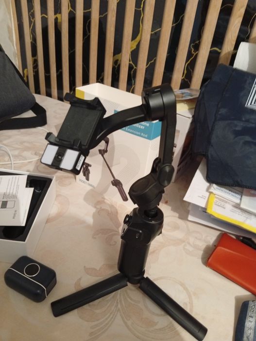 Стаблизатор 3-axis smartphone gimbal stabilizer Почти не пользовались,