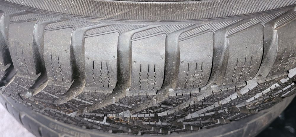 Vând 2 cauciucuri yokohama iarnă noi 185/60/15