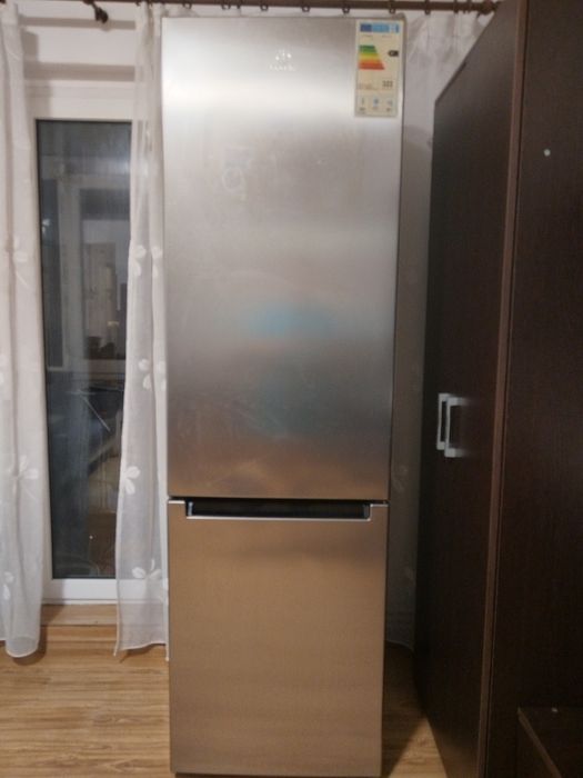Vând frigider Indesit pentru piese