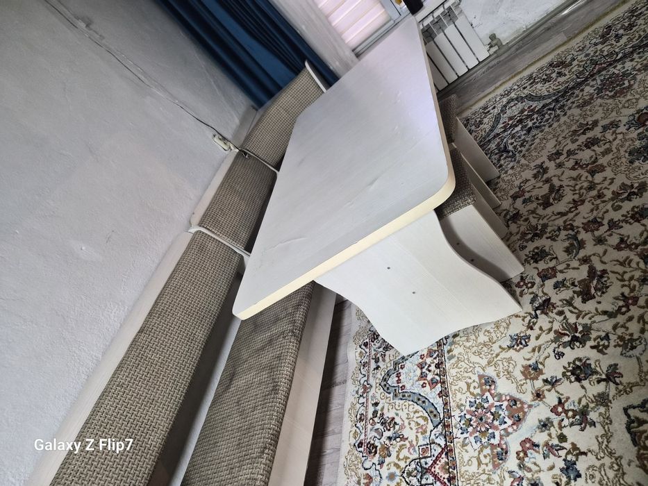 Стол и стулья кухонный