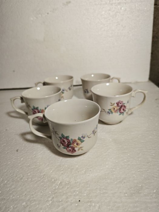 Сосиери, чашки за кафе и стъклени чинии за мезета, салати или ядки