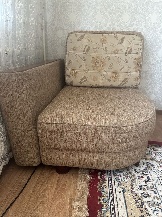 Раскладной диван. Беларусь. Дубовые ножки