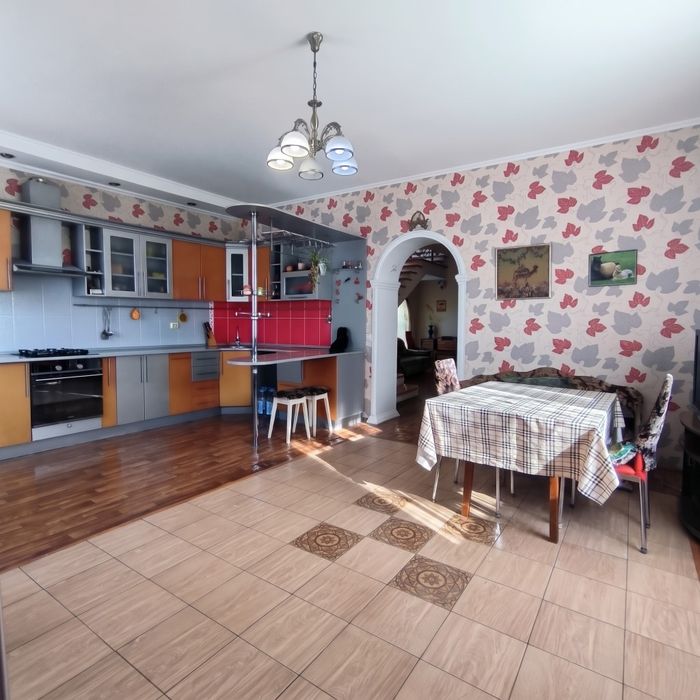 Продам 2х эт дом в центре